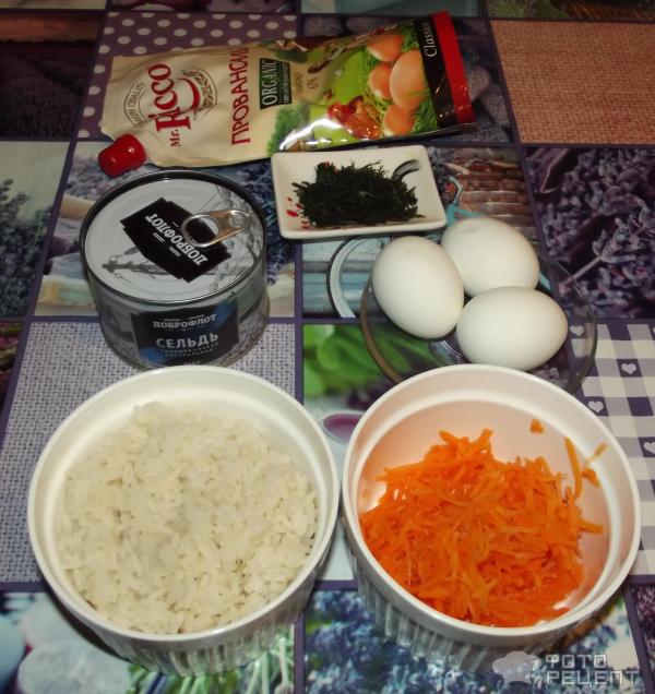 Салат с рыбной консервой, рисом, яйцом и свежим огурцом — видео рецепт | paraskevat.ru