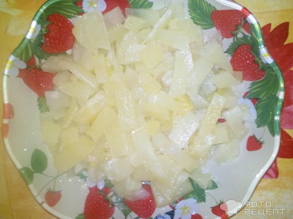 Салат с ананасом и сыром фото