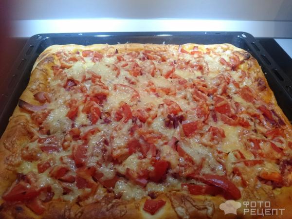 Простая пицца с колбасой, помидорами и сыром фото