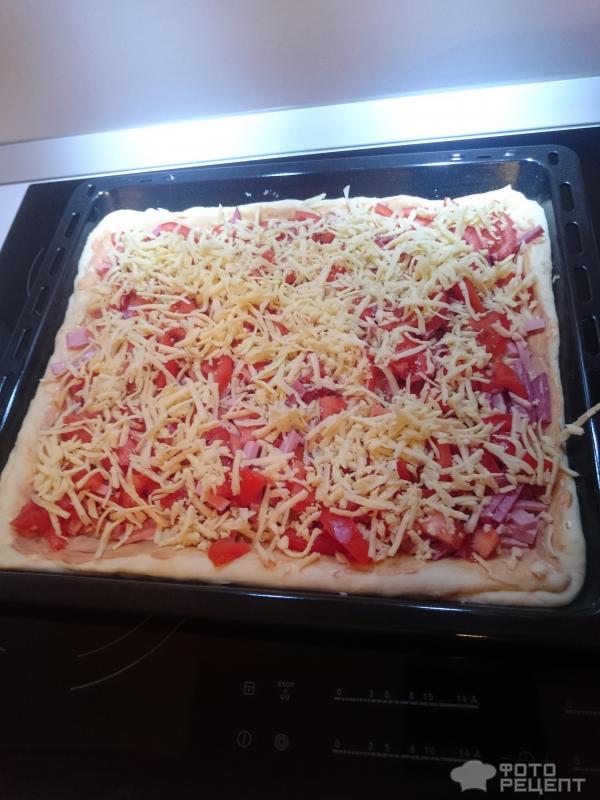 Простая пицца с колбасой, помидорами и сыром фото