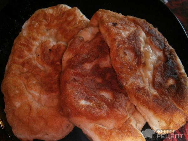 Жаренные пирожки на сковороде с картофелем, капустой фото