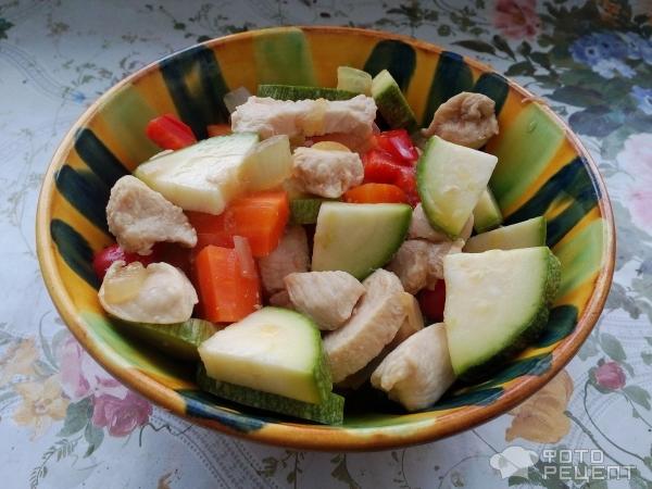 Теплый салат из курицы с овощами