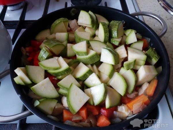 Теплый салат из курицы с овощами