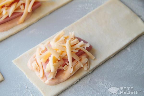 Рецепт: Слойки с сыром и колбасой - из слоеного дрожжевого теста