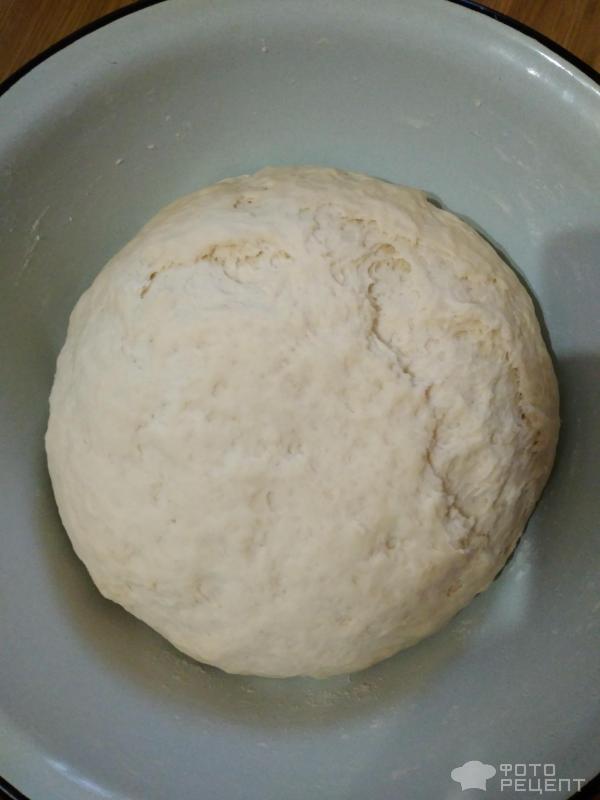 Мягкое дрожжевое тесто увеличилось в холодильнике в 2,5 раза. Тесто готово для формирования пирожков.