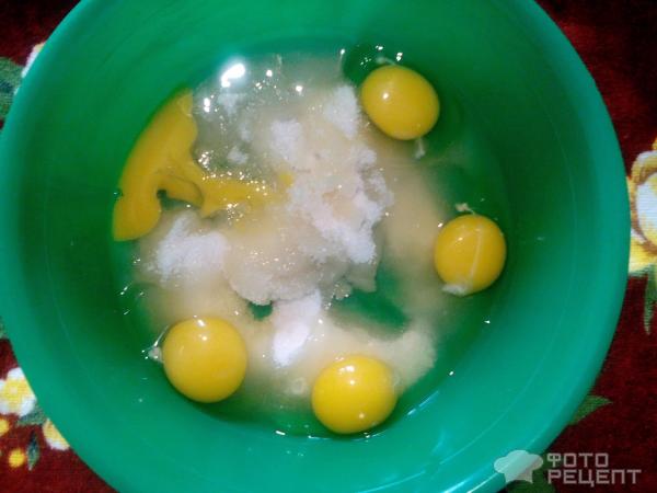 яйца и сахар помещаем в одну емкость