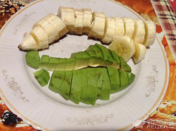 Смузи из домашнего йогурта, авокадо и банана фото