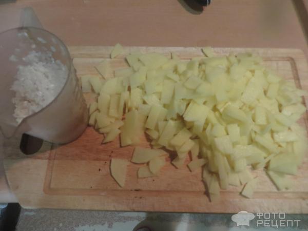 2. Почистить картофель, помыть и нарезать мелкой соломкой.