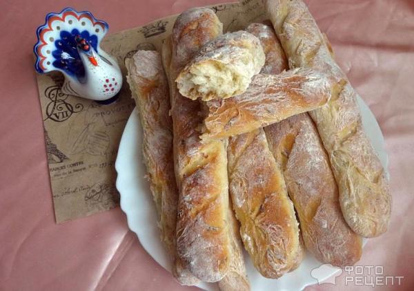 Домашний хлеб Багетик с луком и сосисками фото