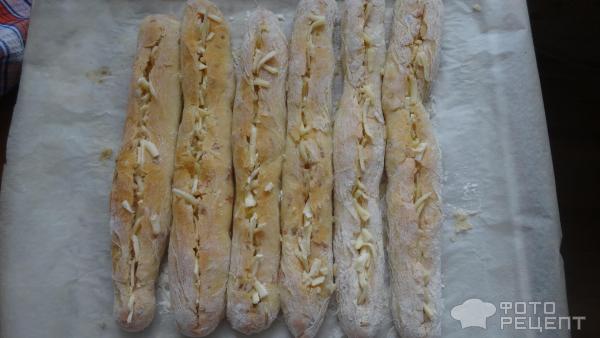Домашний хлеб Багетик с луком и сосисками фото