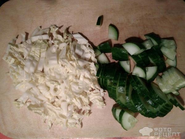 Салат из пекинской капусты с огурцами фото