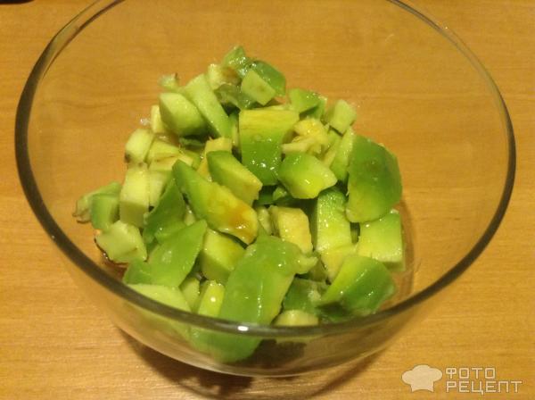 Салат из авокадо и оливков фото