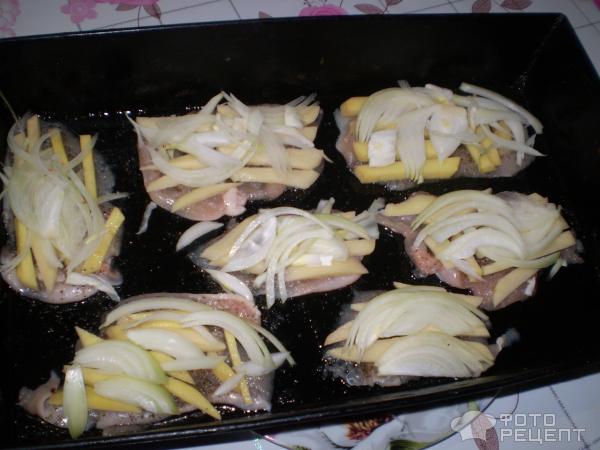 Куриное филе запеченное под луком и картошкой
