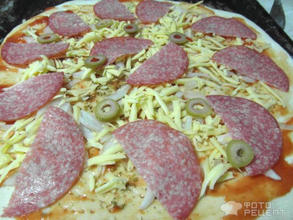 Пицца с салями фото