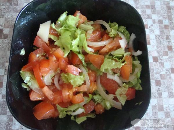 Салат из помидор и листового салата фото