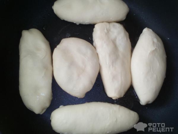 Пирожки из теста на кефире, с начинкой из ливерной колбасы с грибами фото