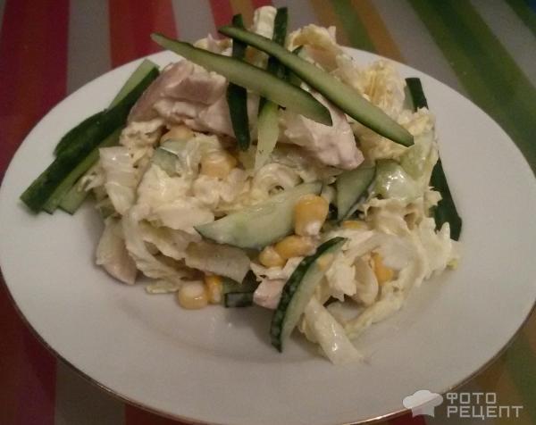 Салат из курицы, огурцов, кукурузы и пекинской капусты фото