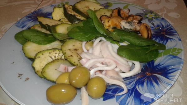 Теплый салат с морепродуктами фото