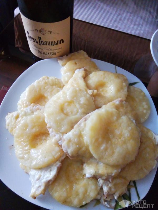 Сочная куриная грудка с ананасами и сыром фото