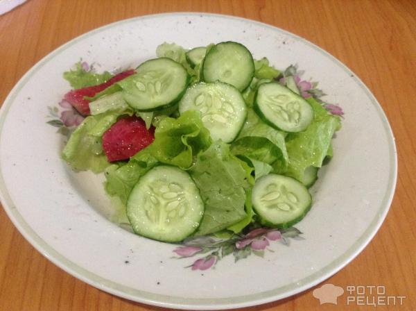 Салат с красной редькой и огурцами фото