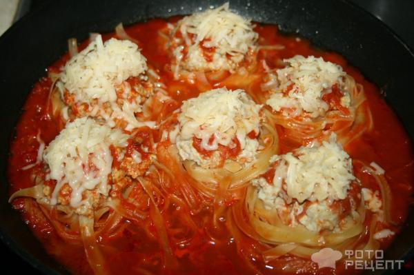гнезда с фаршем на сковороде с томатным соусом и майонезом рецепт с фото | Дзен