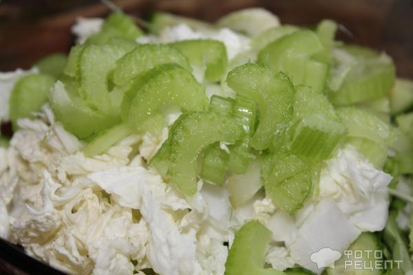 Салат из зелени с сыром и яйцом фото