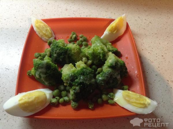 Салат теплый из брокколи и зеленого горошка фото