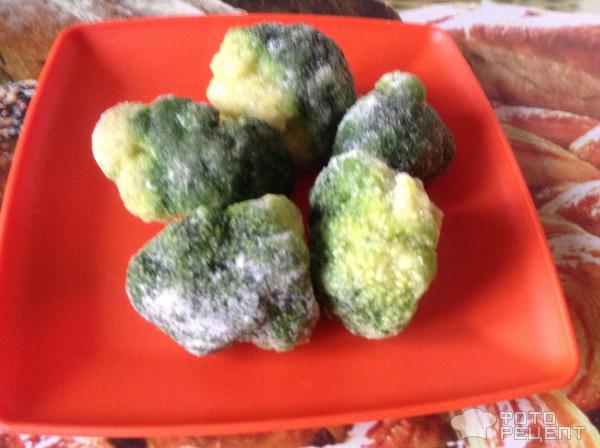 Салат теплый из брокколи и зеленого горошка фото