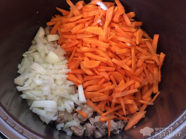добавить морковь и лук