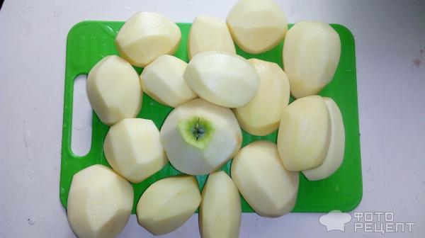Тушеная картошка с маринованными крыльями и яблоком фото
