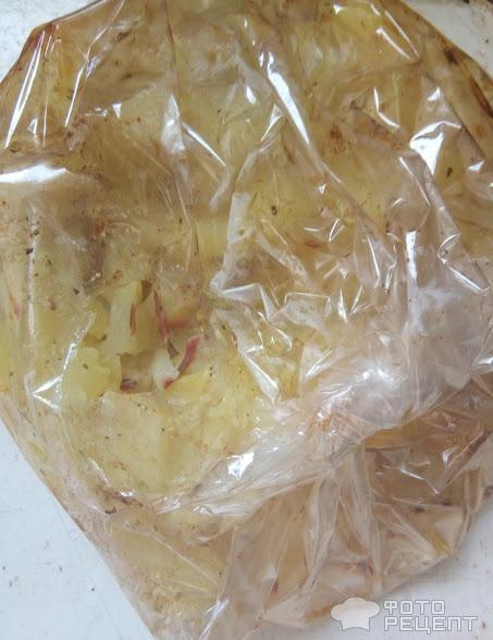 Картофель с тушенкой запеченный в рукаве фото