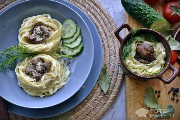 Куриная печень с макаронами на сковороде