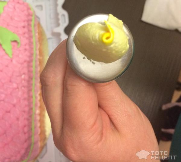 Украшаем торт в виде подарка белково - заварным кремом фото