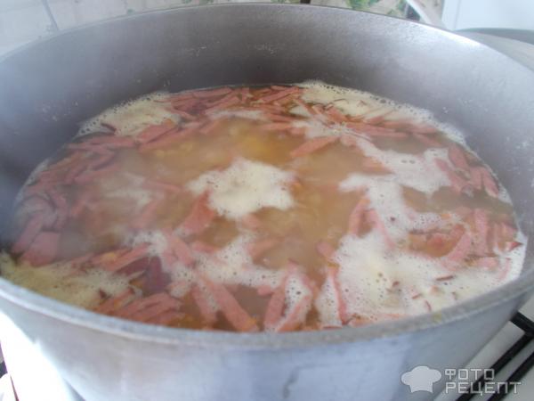 Гороховый суп с копченой колбасой фото