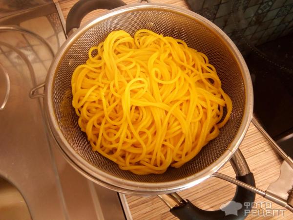 Вегетарианский обед - спагетти с соевым мясом фото