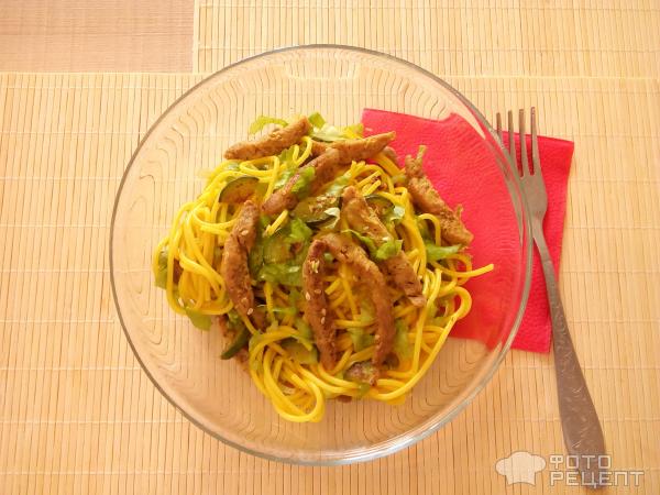 Вегетарианский обед - спагетти с соевым мясом фото