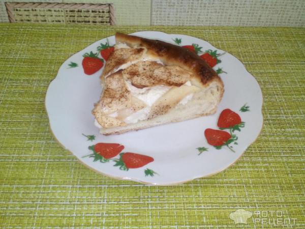 Пирог с творогом и яблоками из дрожжевого теста фото