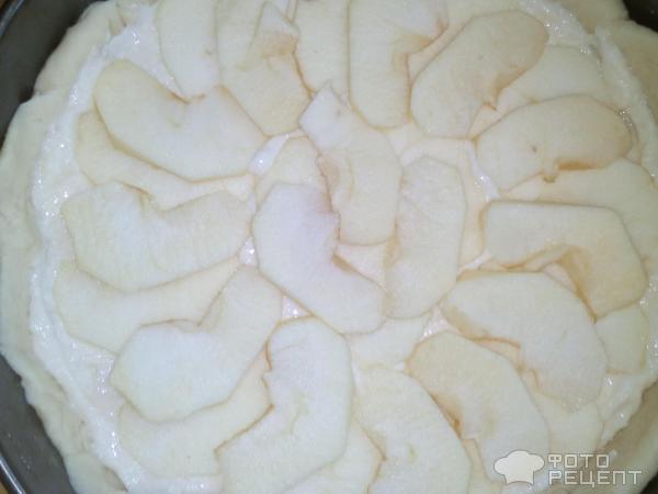 Пирог с творогом и яблоками из дрожжевого теста фото
