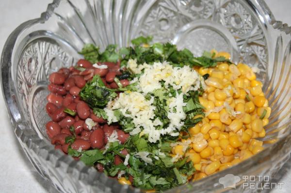 Салат с консервированной фасолью и кукурузой