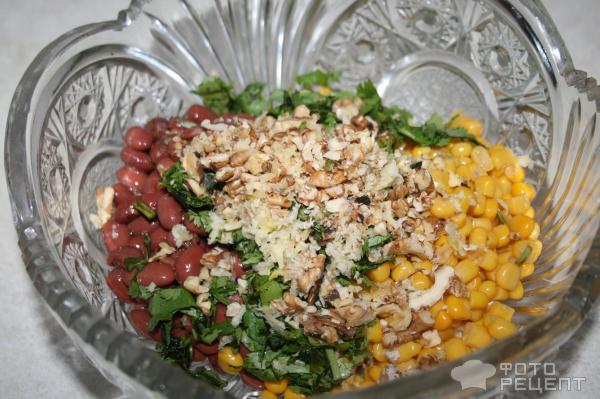 Салат с консервированной фасолью и кукурузой