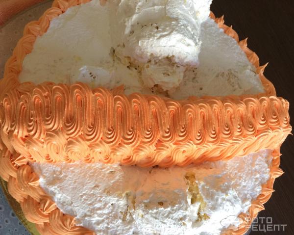 Бисквитный торт с начинкой Пломбир с свежими ягодами фото