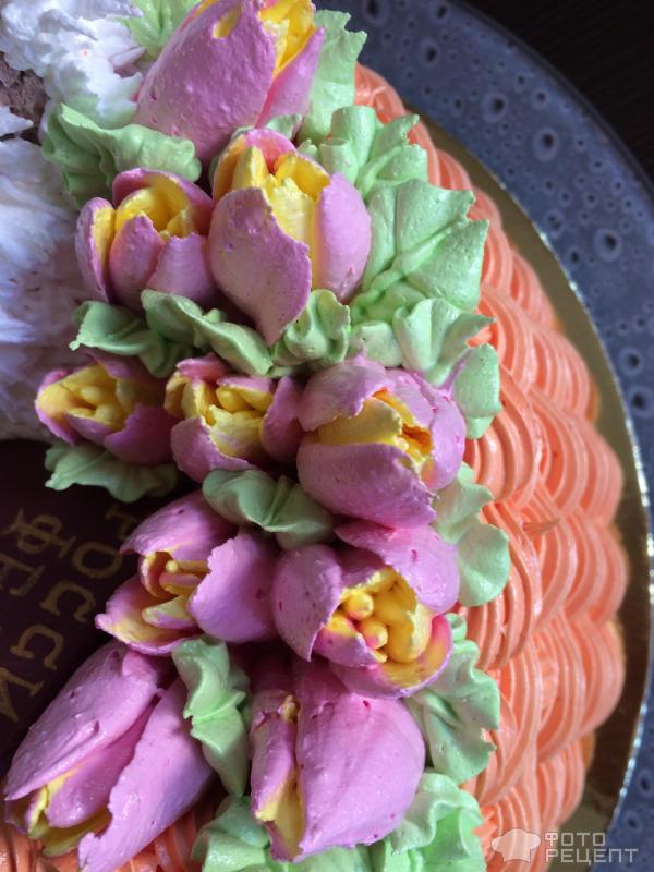 Бисквитный торт с начинкой Пломбир с свежими ягодами фото
