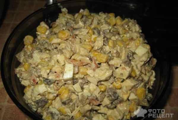 Салат с кукурузой и грибами фото