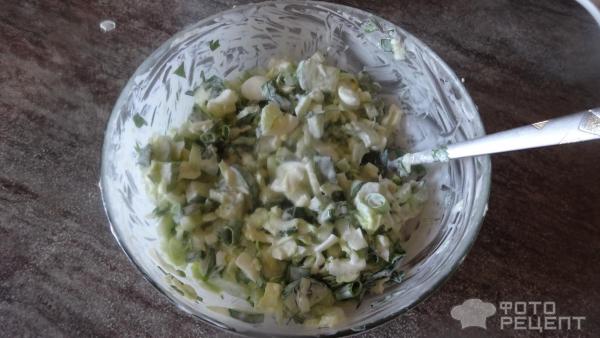 Зеленый салат с перепелиными яйцами фото