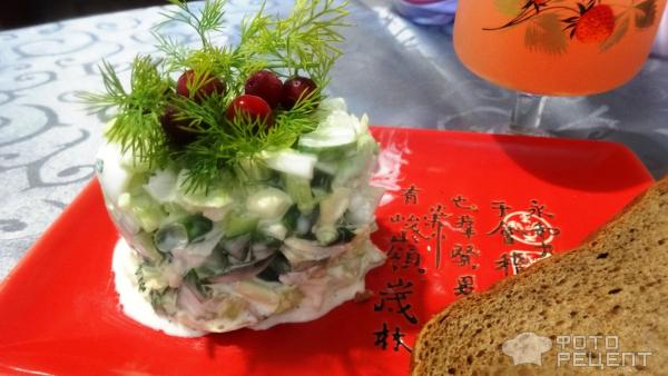 Зеленый салат с перепелиными яйцами фото