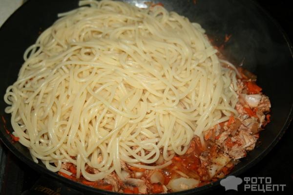 Спагетти с филе индейки и овощами