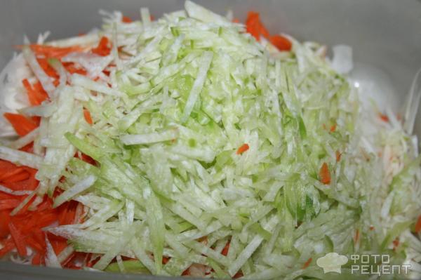 Салат с капустой и овощами