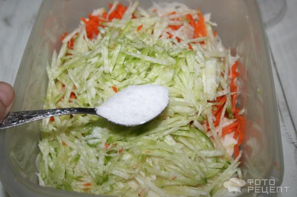 Салат с капустой и овощами