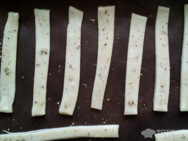 Хрустящие соленые палочки с прованскими травами фото