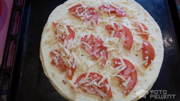 Пицца на мексиканской лепешке фото